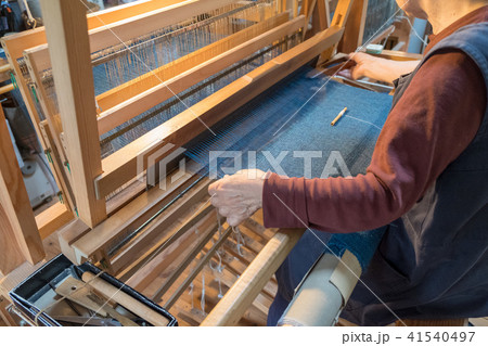 ウールのショールを織っている時の機織り作業 ウールのショールを織っている時の機織り作業 41540497