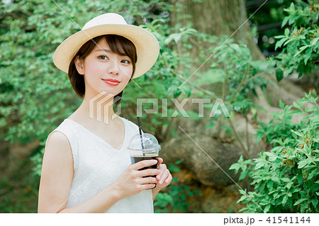 外でアイスコーヒーを飲む女性 外でアイスコーヒーを飲む女性 41541144