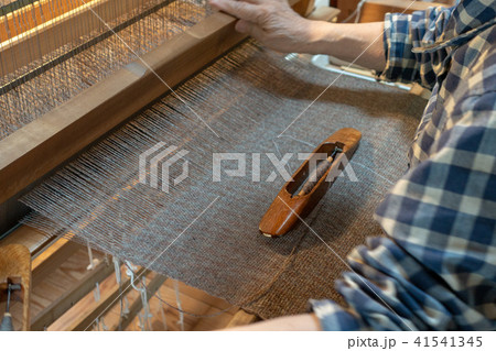 ウールの織物を織っている作業風景 41541345