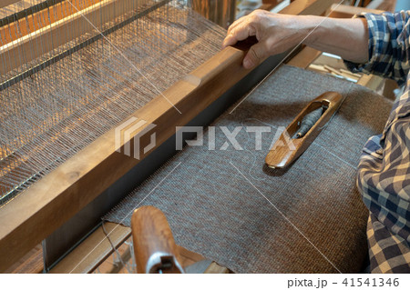 ウールの織物を織っている作業風景 41541346