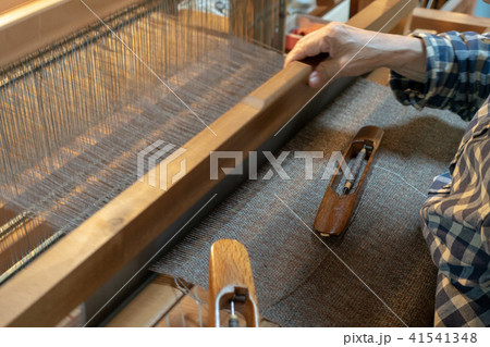 ウールの織物を織っている作業風景 41541348