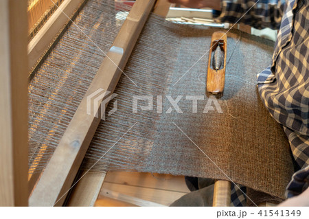 ウールの織物を織っている作業風景 41541349