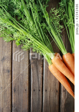 北海道産の新鮮な葉付にんじん 41541486