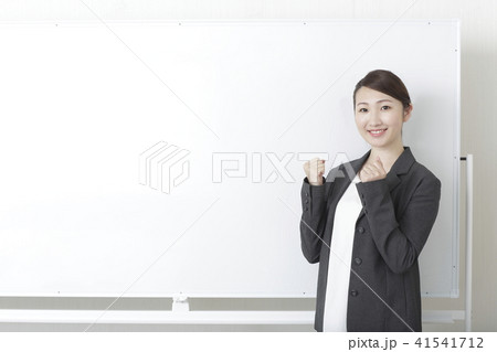 若い女性 スーツ ポーズ 若い女性 スーツ ポーズ 41541712
