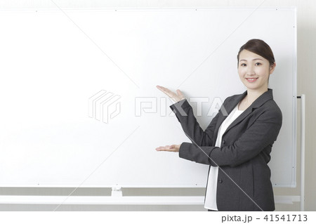 若い女性　スーツ　ポーズ 41541713