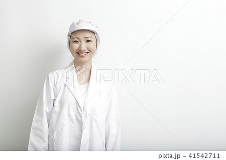 女性　白衣　職業イメージ 41542711