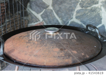 Cast-iron wok with rusty lid 41543619