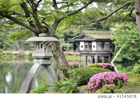 兼六園（霞ヶ池の徽軫灯籠と内橋亭） 41545078