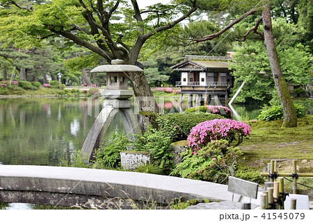 兼六園(霞ヶ池の徽軫灯籠、虹橋と内橋亭) 兼六園(霞ヶ池の徽軫灯籠、虹橋と内橋亭) 41545079