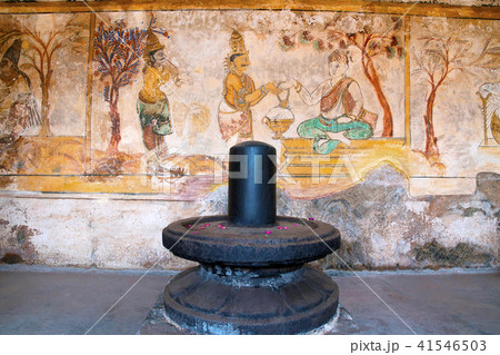 Linga with a Nayaka painting, Brihadisvara Temple Linga with a Nayaka painting, Brihadisvara Temple 41546503