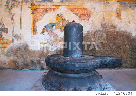Linga with a Nayaka painting, Brihadisvara Temple Linga with a Nayaka painting, Brihadisvara Temple 41546504