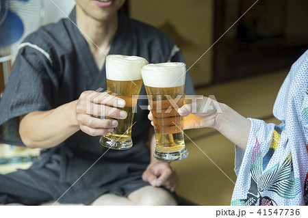 ビールで乾杯をする浴衣姿の男女 41547736