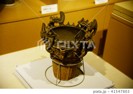 縄文式土器 火焔型土器 深鉢形土器 原始美術 美術 土器 縄文 日本 国宝 文化遺産 縄文式土器 火焔型土器 深鉢形土器 原始美術 美術 土器 縄文 日本 国宝 文化遺産 41547803