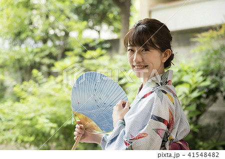 古民家 浴衣姿の女性 団扇の写真素材