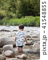 川遊びをする男の子の後ろ姿 41548855