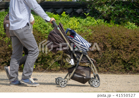 ベビーカーを押す父親 41550527