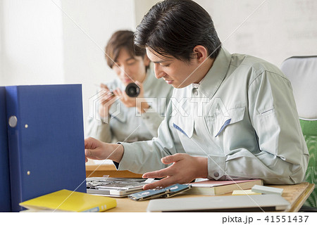 ポートレート 男性 20代 30代 日本人 2人 サラリーマン 技術者 仕事 精密機器 ポートレート 男性 20代 30代 日本人 2人 サラリーマン 技術者 仕事 精密機器 41551437