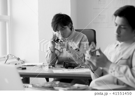 ポートレート　男性　20代　30代　日本人　2人　サラリーマン　技術者　仕事　精密機器 41551450