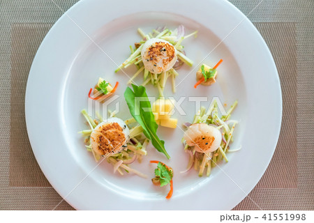 Seared hokkaido scallopes 41551998