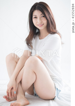 女性・白T・白バック 41552694