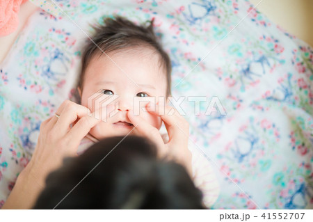 鼻掃除 生後３ヶ月の赤ちゃんの写真素材