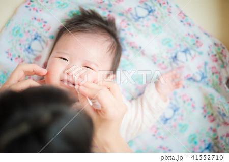 鼻掃除 生後３ヶ月の赤ちゃんの写真素材