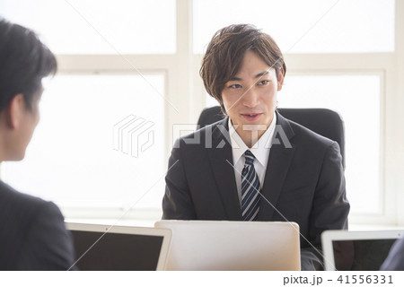 人物　ポートレート　男性　20代　30代　日本人　3人　二人 ビジネス　ビジネスマン　サラリーマン 41556331