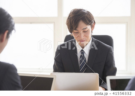 人物 ポートレート 男性 20代 30代 日本人 3人 二人 ビジネス ビジネスマン サラリーマン 人物 ポートレート 男性 20代 30代 日本人 3人 二人 ビジネス ビジネスマン サラリーマン 41556332