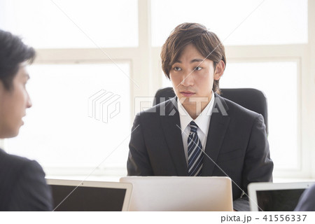 人物　ポートレート　男性　20代　30代　日本人　3人　二人 ビジネス　ビジネスマン　サラリーマン 41556337