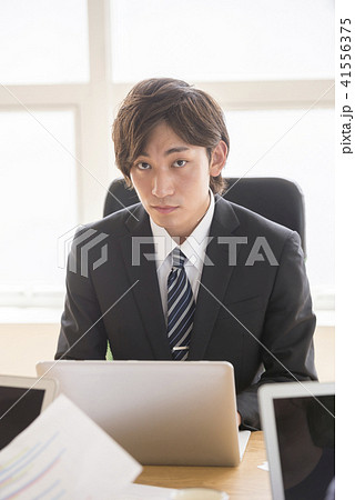 人物 ポートレート 男性 20代 30代 日本人 3人 二人 ビジネス ビジネスマン サラリーマン 人物 ポートレート 男性 20代 30代 日本人 3人 二人 ビジネス ビジネスマン サラリーマン 41556375