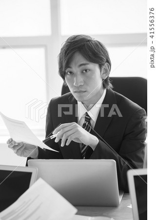 人物　ポートレート　男性　20代　30代　日本人　3人　二人 ビジネス　ビジネスマン　サラリーマン 41556376