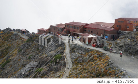 槍ヶ岳山頂アプローチから山荘方向の眺望 41557950