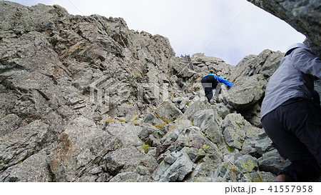 いよいよ急になってくる槍ヶ岳山頂部の梯子手前 41557958