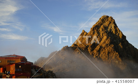 夕方のガスの流れと赤く染まる槍ヶ岳山頂部 41558007