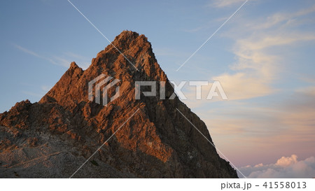 夕焼けの槍ヶ岳山頂部 41558013