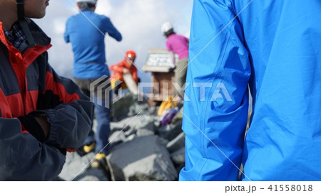 槍ヶ岳山頂の混雑 41558018