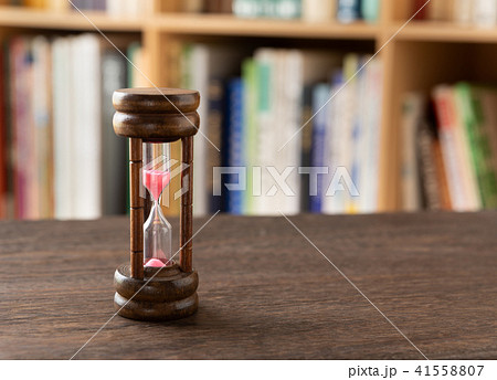 砂時計　本棚　本 41558807