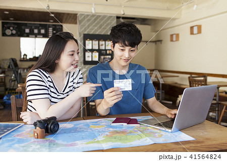 海外旅行の計画をする若い男女 海外旅行の計画をする若い男女 41564824
