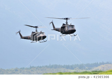 陸上自衛隊のUH-1多用途ヘリコプターの編隊 41565366