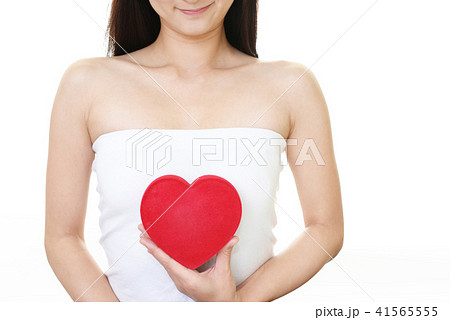 ハートマークを持つ女性 ハートマークを持つ女性 41565555