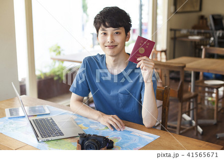 海外旅行の計画をする若い男性 41565671