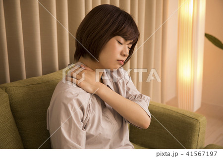 疲れて帰宅した若い女性 41567197