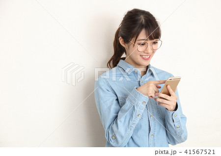 ヘッドフォン 女性 41567521