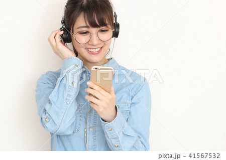 ヘッドフォン 女性 41567532