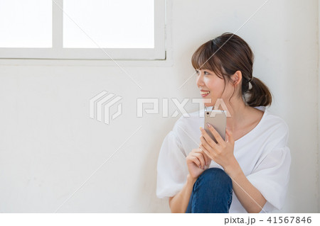 スマホ操作する女性 41567846