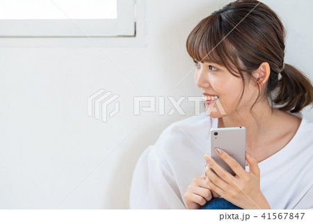 スマホ操作する女性 41567847