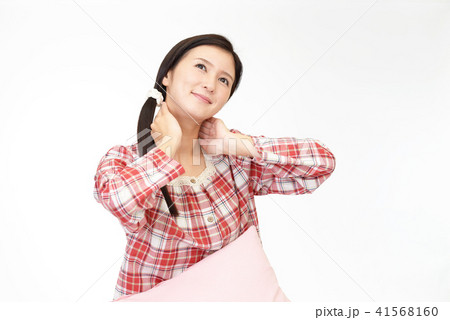 パジャマ姿の女性 41568160