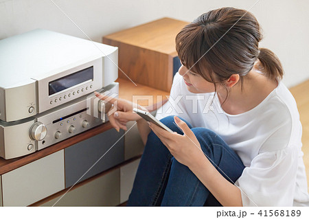 音楽を聴く女性 41568189