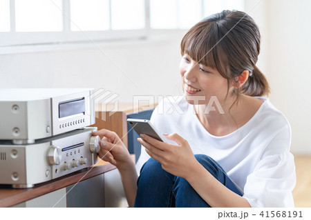 音楽を聴く女性 音楽を聴く女性 41568191