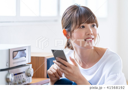 音楽を聴く女性 41568192